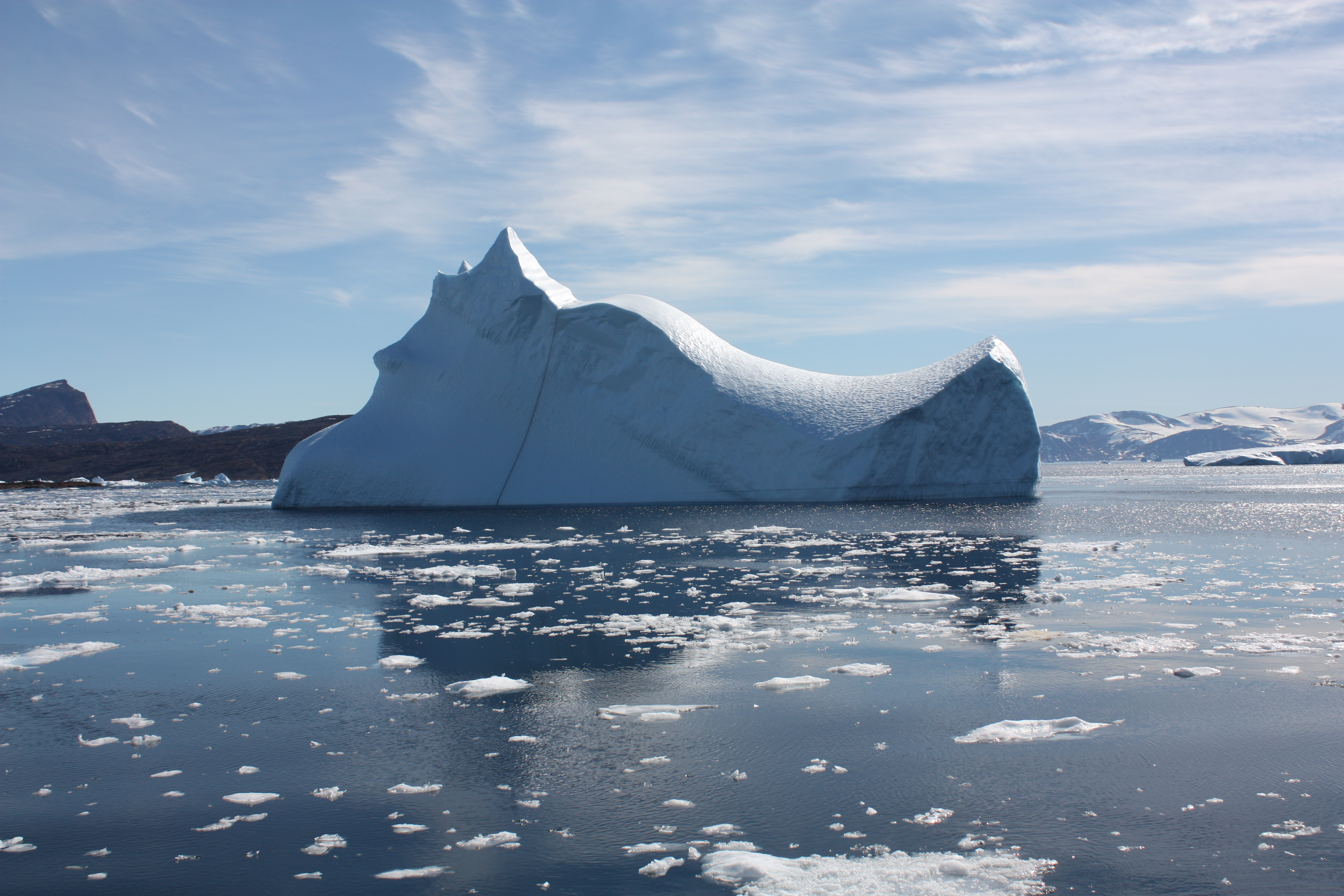 Eisberg und Meereis and einem sonnigen Sommertag in einem Fjord in Nordwestgrönland. (Foto: Lina Madaj)