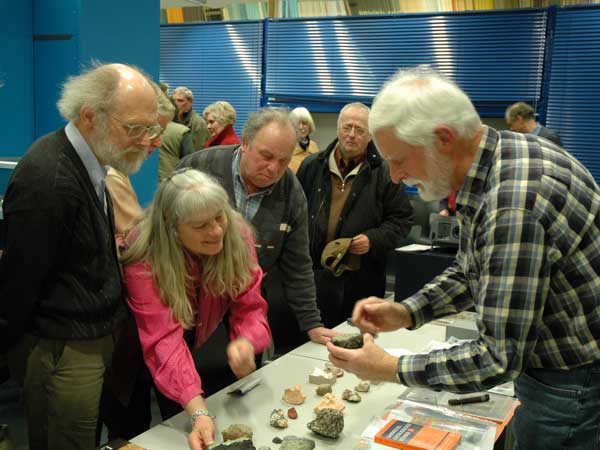 Seit 1958 informiert der Geowissenschaftliche Arbeitskreis in Bremen über Fossilien, Gesteine und Mineralien. Treffen finden jeden zweiten Donnerstag im MARUM statt – mit Bestimmung von Funden, Fachvorträgen, Austausch und Exkursionen