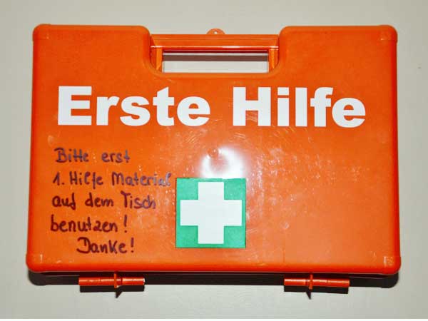 Informationen zur Ersten Hilfe: Notruf absetzen, Erste-Hilfe-Maßnahmen, wichtige Hinweise, Kontakte, Ausrüstung, hilfreiche Links und Downloads.