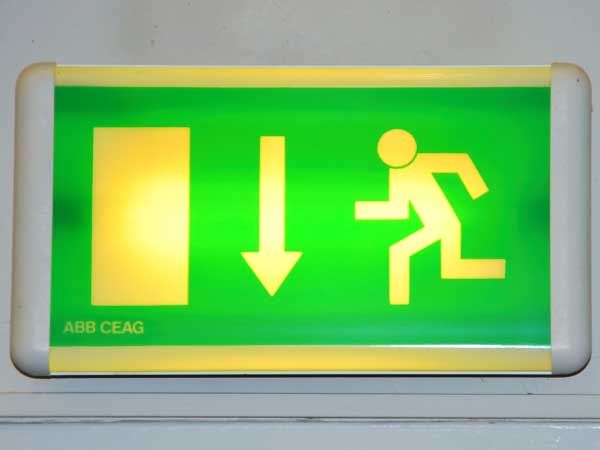 Informationen zu Verhalten bei Notfällen: Alarm auslösen, zuständige Stellen/Notruf, Gebäude verlassen, Sammelstellen, Kontakte, Brandbekämpfungsmittel, Sicherheitsvorschriften